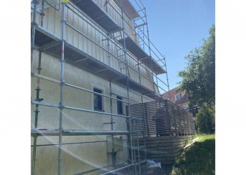 Fasadmålning-radhus-gavel-med-byggställning